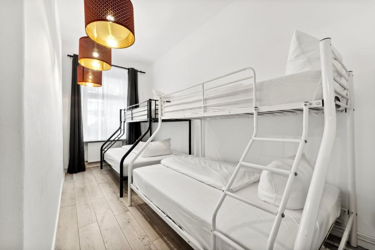 Lichtenberger With Nice Chesterfield For 4 People * Berlin